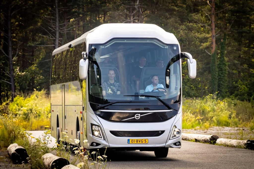 Chauffeur van Hofman Personenvervoer achter het stuur van de Volvo touringcar