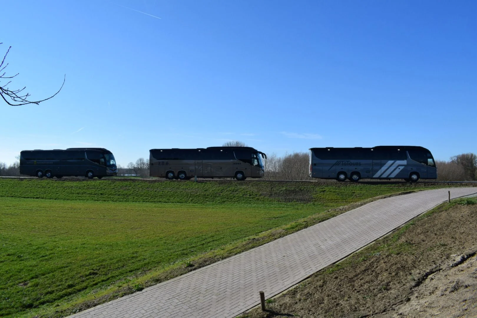Touringcars van Hofman Personenvervoer onderweg in de omgeving van Nijmegen