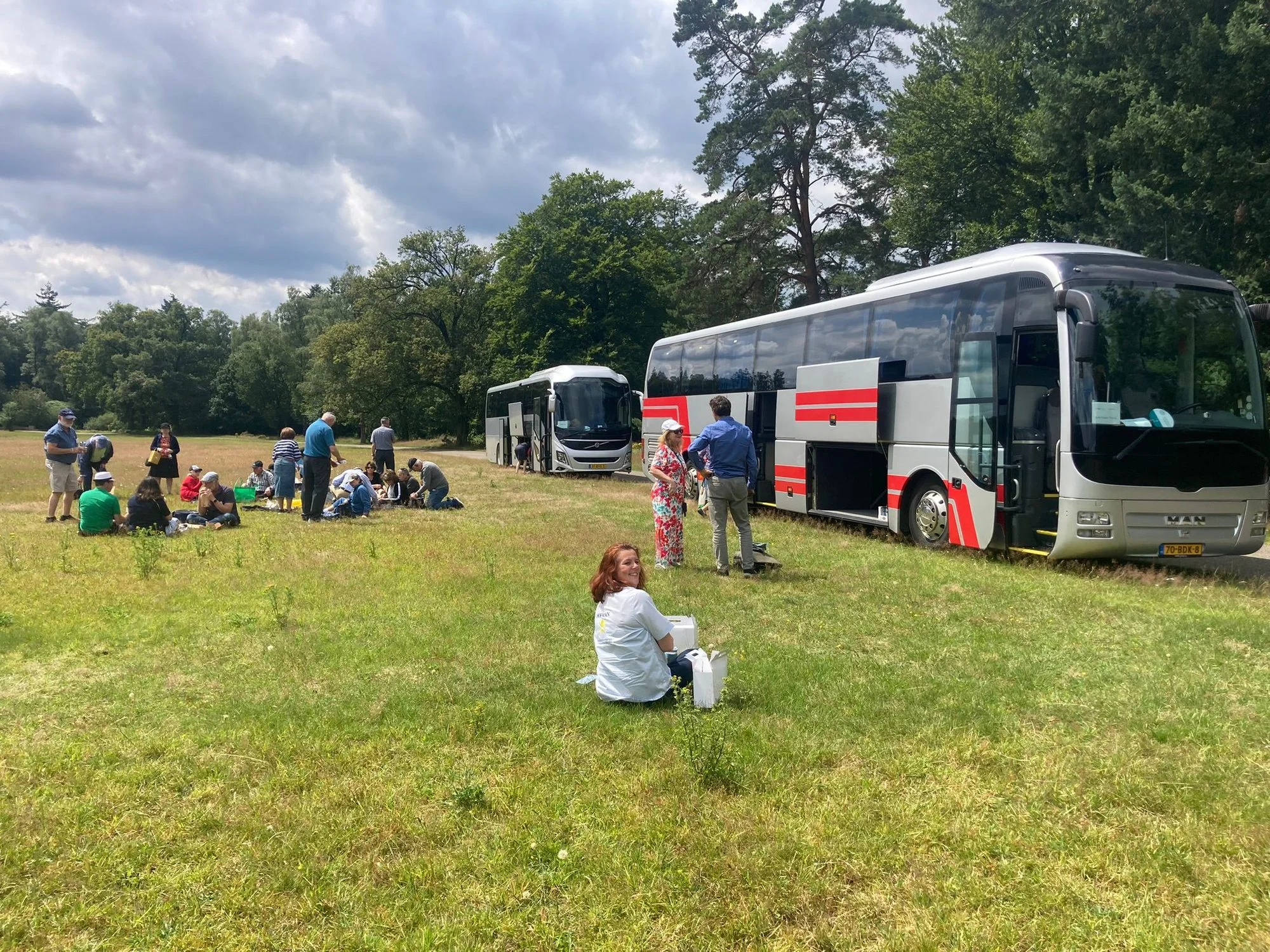 Reisgezelschap geniet van een pauze in het veld tijdens een dagtocht