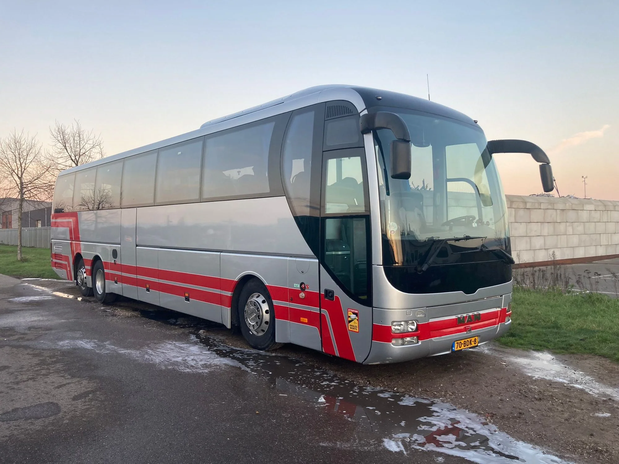 Touringcar van Hofman Personenvervoer tijdens een meerdaagse reis in de bergen