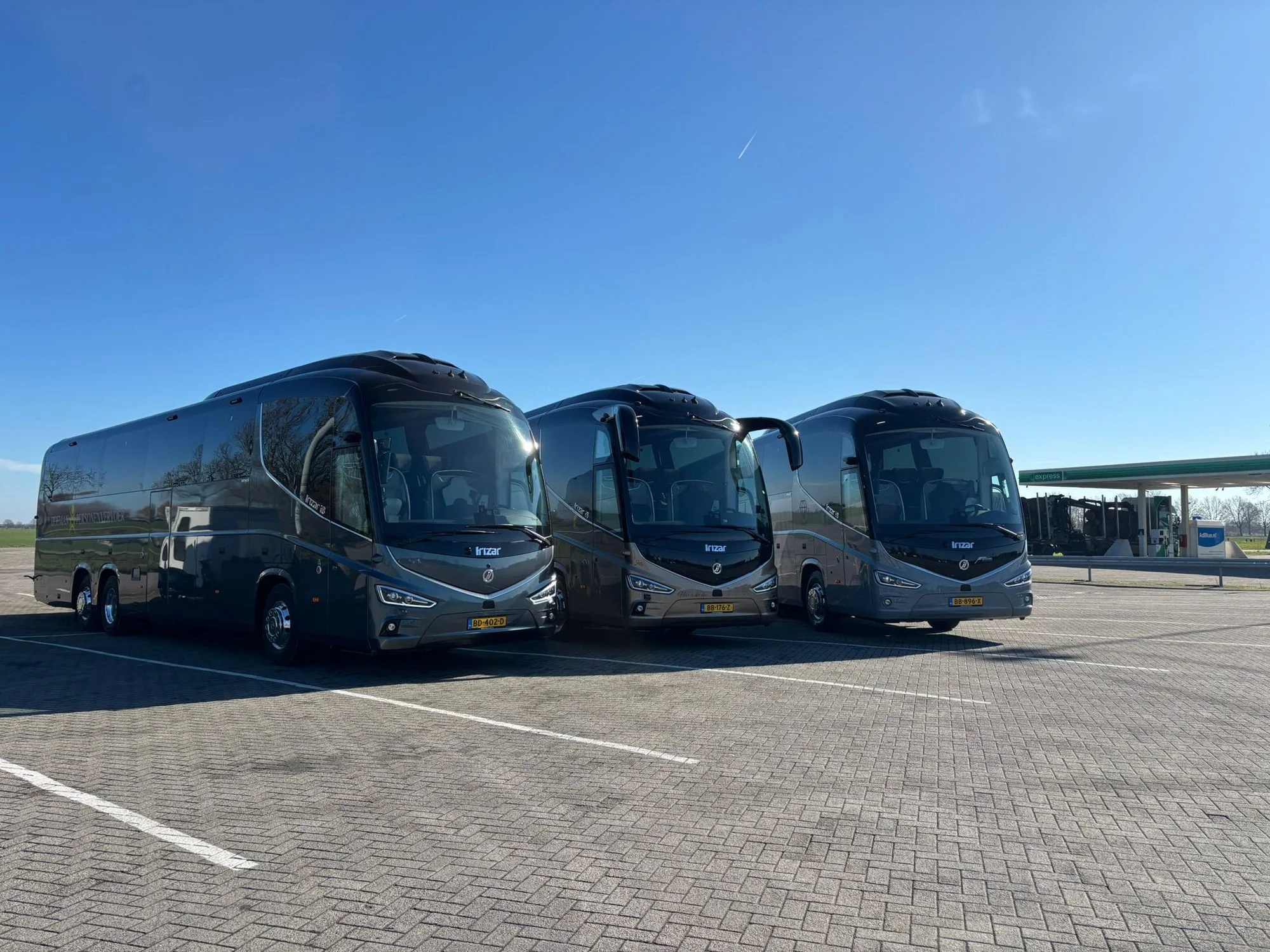 Meerdere touringcars van Hofman Personenvervoer klaar voor projectvervoer