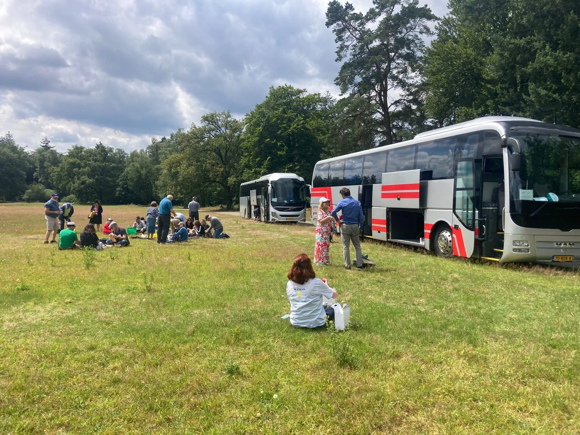 Groep tijdens een tussenstop bij de touringcar op schoolreis
