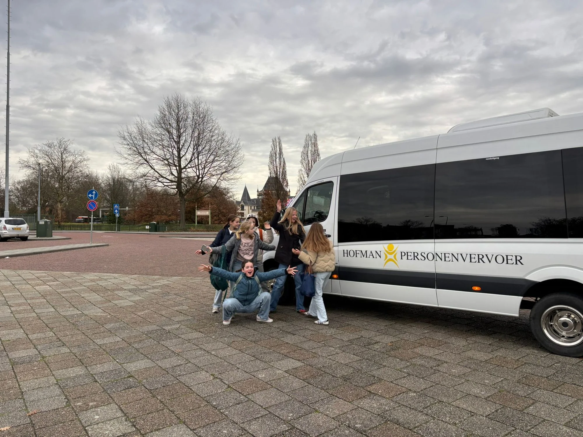 Studenten bij de bus van Hofman Personenvervoer voor vertrek