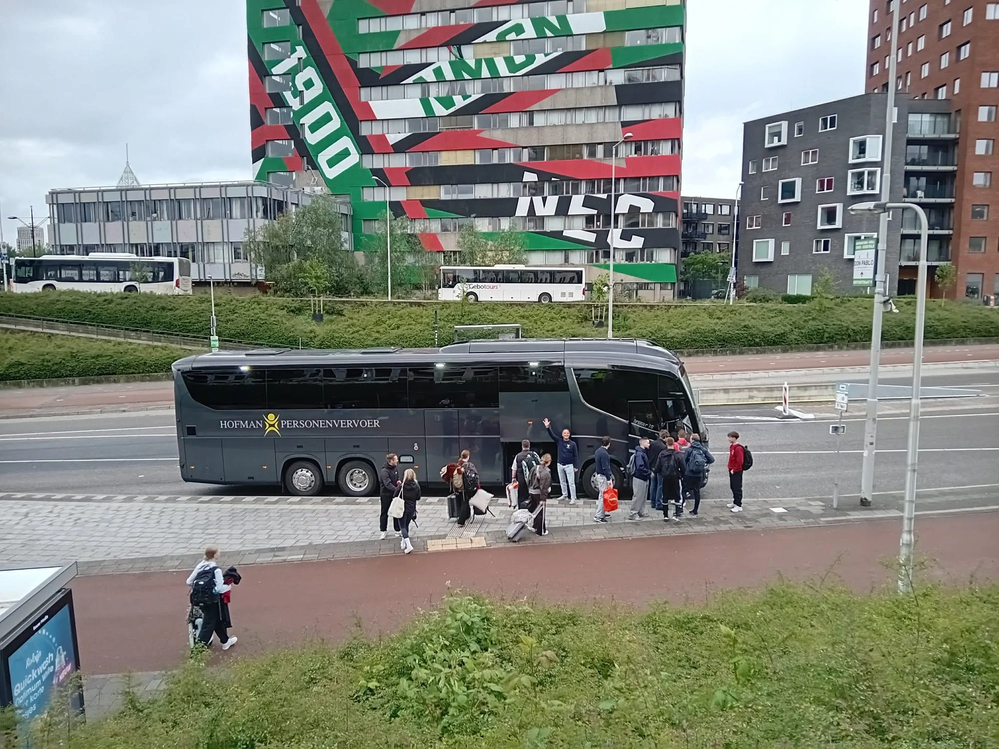 Touringcar van Hofman Personenvervoer bij het stadion in Nijmegen