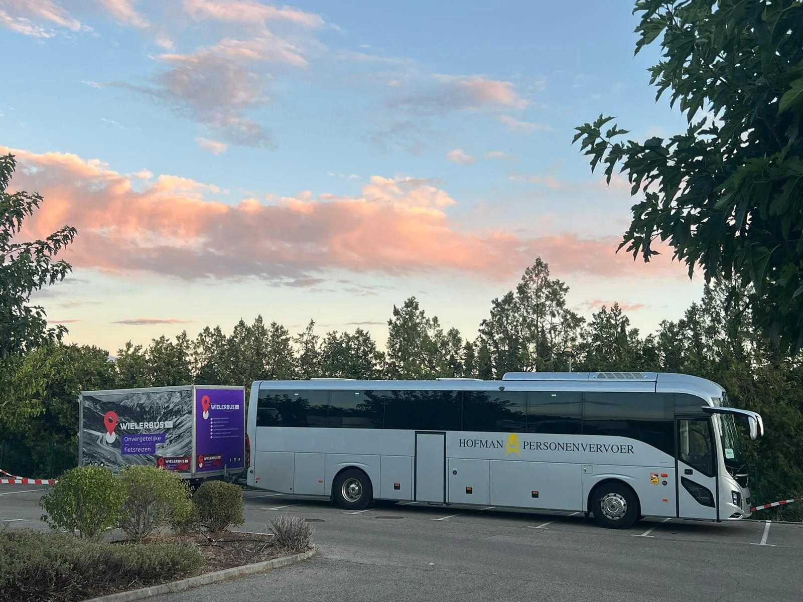 Touringcar van Hofman Personenvervoer bij zonsondergang
