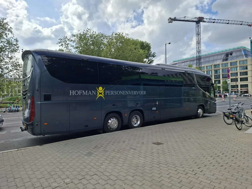 Touringcar van Hofman Personenvervoer met bedrijfsnaam op de zijkant