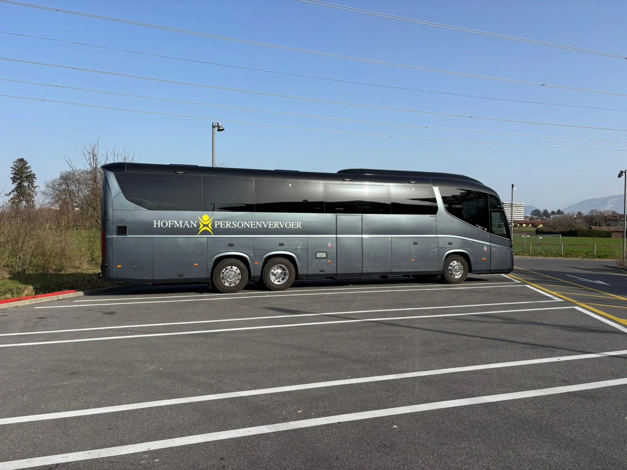 Touringcar van Hofman Personenvervoer onderweg naar de luchthaven