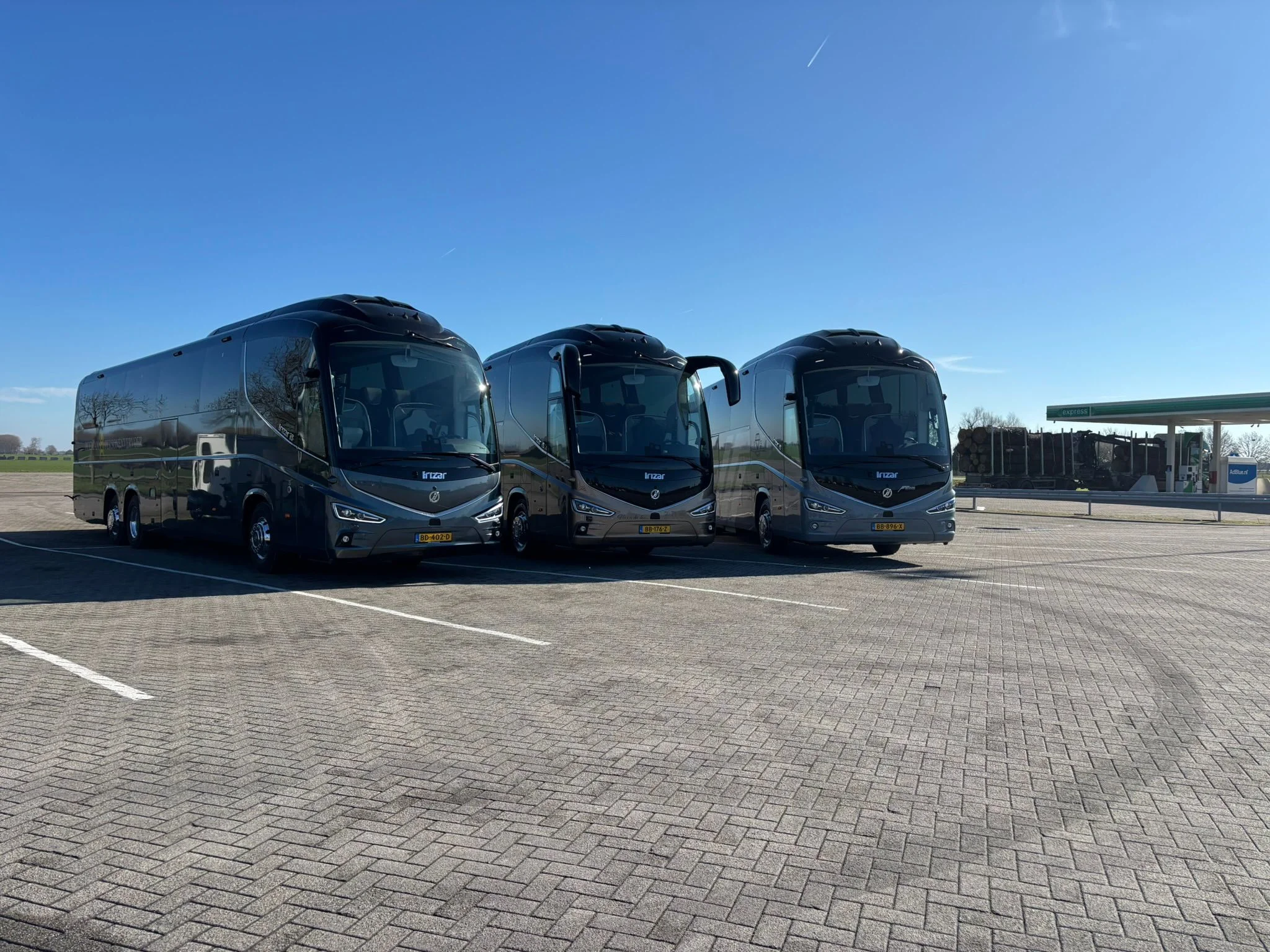 Touringcars van Hofman Personenvervoer bij schemering