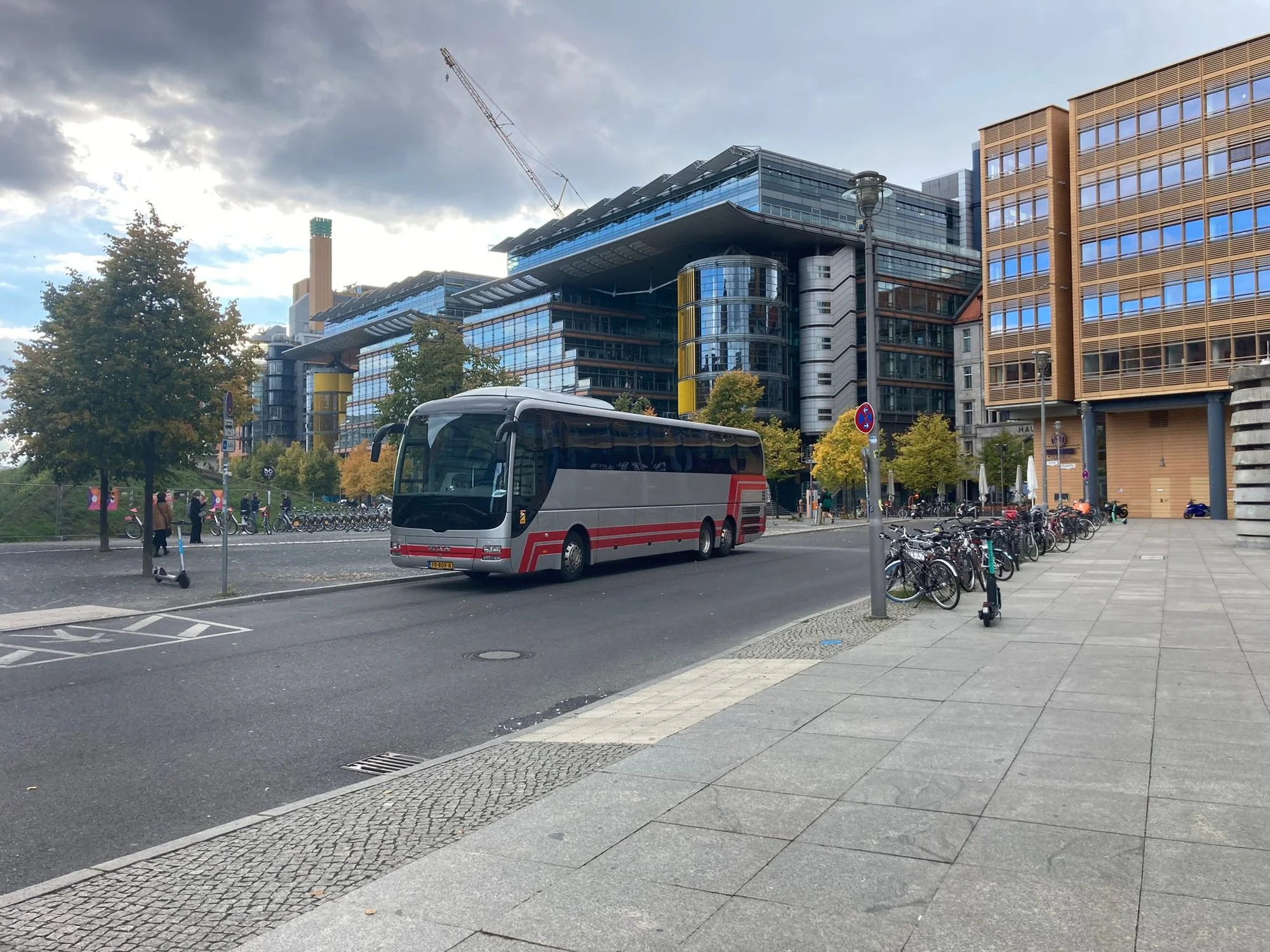 Touringcar van Hofman Personenvervoer bij een zakelijke bestemming in de stad